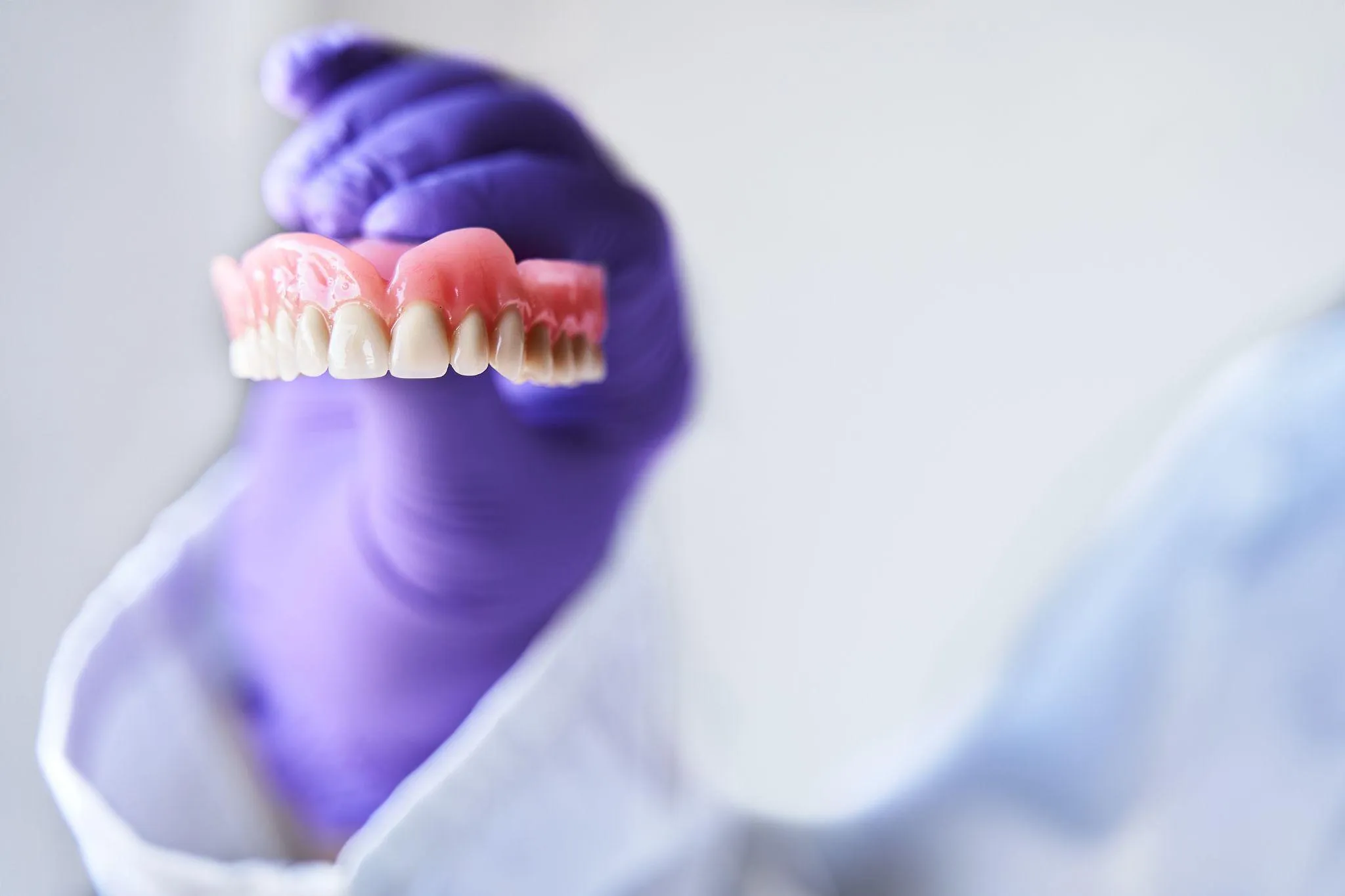 インプラントと入れ歯はどう違う？メリット・デメリット・費用・治療法を徹底比較